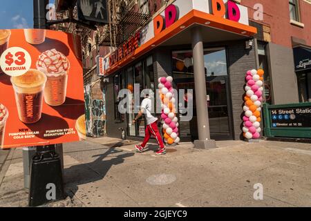 Am Mittwoch, den 25. August 2021, öffnet in Chelsea in New York eine brandneue Dunkin’, geborene Dunkin’ Donuts-Franchise ihre Pforten. (© Richard B. Levine) Stockfoto