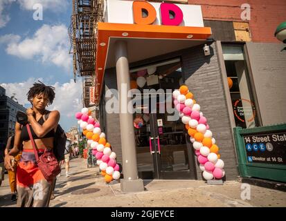 Am Mittwoch, den 25. August 2021, öffnet in Chelsea in New York eine brandneue Dunkin’, geborene Dunkin’ Donuts-Franchise ihre Pforten. (© Richard B. Levine) Stockfoto