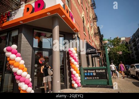 Am Mittwoch, den 25. August 2021, öffnet in Chelsea in New York eine brandneue Dunkin’, geborene Dunkin’ Donuts-Franchise ihre Pforten. (© Richard B. Levine) Stockfoto