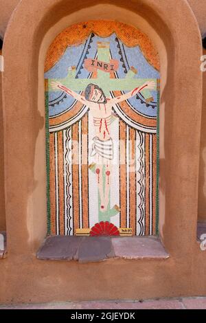 USA, New Mexico. Chimayo, Fliesenbild an der Kirchenwand von Santuario de Chimayo. Stockfoto