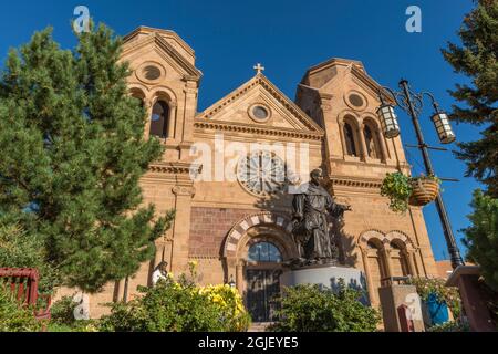 USA, New Mexico. Santa Fe, Kathedrale die Basilika des Heiligen Franziskus von Assisi, auch bekannt als die Kathedrale des Heiligen Franziskus, wurde um 1870 erbaut. Stockfoto