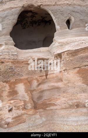 USA, New Mexico. Kasha-Katuwe Tent Rocks National Monument, natürliche Öffnung in einer Klippe aus weichem, vulkanischem Tuff. Stockfoto