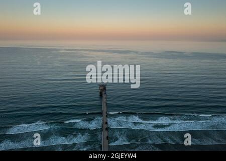 Ätherische Luftansicht des Scripps Pier mit Blick auf den Ozean, Horizont Stockfoto