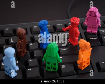 Tambow, Russische Föderation - 13. August 2021 Monochrom Lego Minifiguren stehen auf einer schwarzen Tastatur. LEGO Everyone ist ein tolles Set. Nahaufnahme. Stockfoto