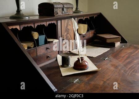 Antiker Schreibtisch und Federstift. Stockfoto