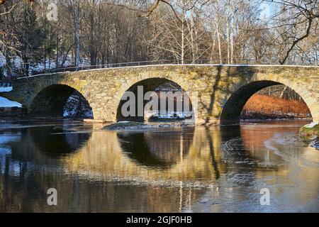 USA, New York, Kenoza Lake. Die Stone Arch Bridge wurde 1873 von Schweizer Einwanderern erbaut und ist im National Register of Historic Places aufgeführt. Lichtbogen Stockfoto