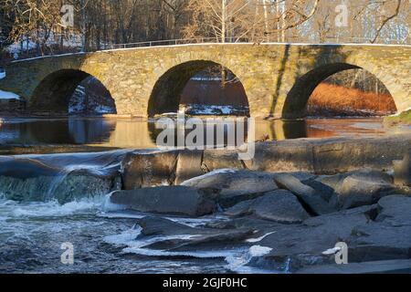 USA, New York, Kenoza Lake. Die Stone Arch Bridge wurde 1873 von Schweizer Einwanderern erbaut und ist im National Register of Historic Places aufgeführt. Lichtbogen Stockfoto