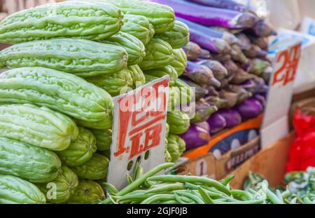 Chinatown in Manhattan. Obst- und Gemüseständer an der geschäftigen Ecke von New York City. Stockfoto