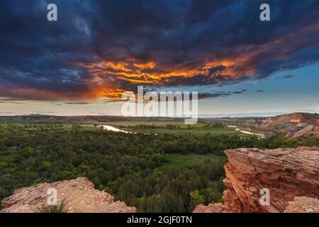 Dramatisches Sonnenuntergangslicht in Wolken über dem Little Missouri River in den Little Missouri National Grasslands, North Dakota, USA. Stockfoto