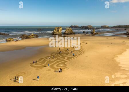 USA, Oregon, Bandon Beach. Menschen machen Kreise im Sand am Strand. Kredit als: Cathy & Gordon Illg / Jaynes Gallery / DanitaDelimont.com Stockfoto