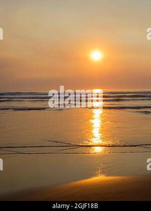 Oregon, Cannon Beach. Meerblick bei Sonnenuntergang Stockfoto