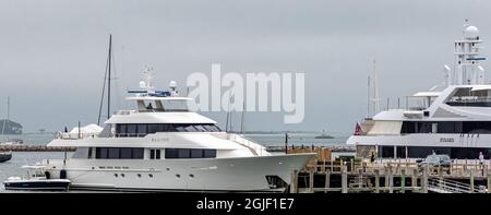 Zwei Motoryachten, All in und Kisses at Long Wharf, Sag Harbour, ny Stockfoto