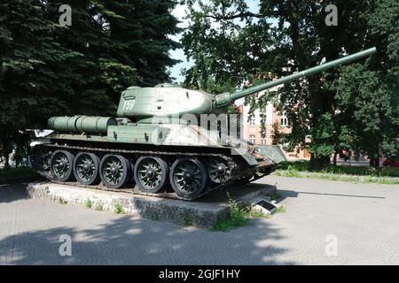 Elblag, Polen - 21. Juli 2021: Dieser sowjetische Panzer T-34 85 steht in einem Park in Elblag, um an die Schlacht zwischen der Roten Armee und den Deutschen zu erinnern Stockfoto