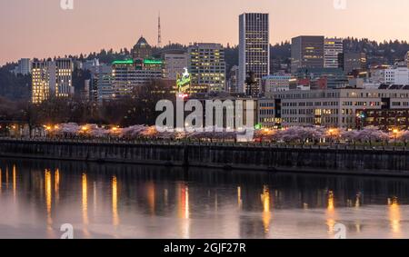 Portland, Oregon. Tom McCall Waterfront Park am Willamette River. Stockfoto