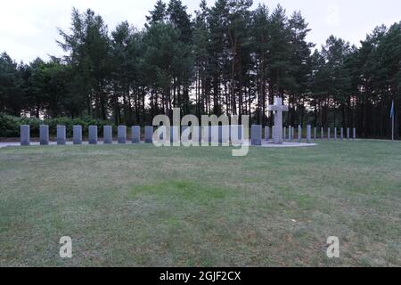 Ilowo-Osada, Polen - 21. Juli 2021: Deutscher Friedhof; Gedenkstätte für den Ersten und Zweiten Weltkrieg. Sommersonntag Stockfoto