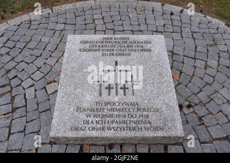 Ilowo-Osada, Polen - 21. Juli 2021: Deutscher Friedhof; Gedenkstätte für den Ersten und Zweiten Weltkrieg. Sommersonntag Stockfoto