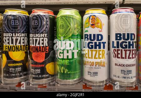 Dosen von ab InBev Bud Light Marke Hard Seltzer in einem Supermarkt Kühler in New York am Freitag, 3. September 2021. Die Marken ab InBev und Constellation treten aggressiv in den harten Seltzermarkt ein und drücken White Claw und wirklich die Branchenführer. (© Richard B. Levine) Stockfoto