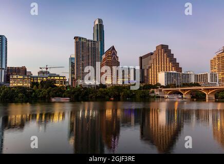 Die Skyline der Stadt spiegelt sich im Colorado River in Austin, Texas, USA Stockfoto