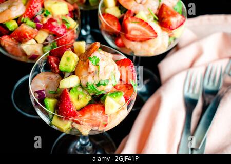 Erdbeer-Garnelen-Ceviche-Cocktails in Coupé-Gläsern: Garnelensalat in einer Champagneruntertasse im Cocktailstil Stockfoto