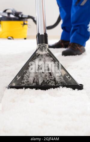 Teppich Reinigung Hausmeister Service. Industriesauger Stockfoto