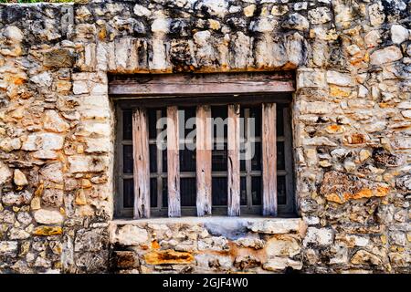 Alamo Mission Stone Wand Fenster Holzschienen Hintergrund Abstrakt, San Antonio, Texas. Site 1836 Kampf zwischen texanischen Patrioten und mexikanischer Armee. Stockfoto