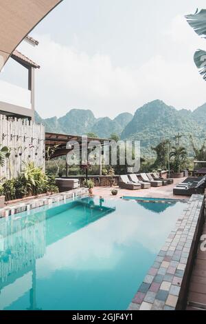 Boutique-Hotel mit Pool in Vietnam mit Blick auf die Berge. Blaues kristallklares Wasser. Hochwertige Fotos Stockfoto