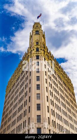 Emily Morgan West Hotel, Texas-Flagge neben Alamo, San Antonio, Texas. Emily West, gelbe Rose aus Texas, Heldin der texanischen Revolution, die Sam Housto hilft Stockfoto