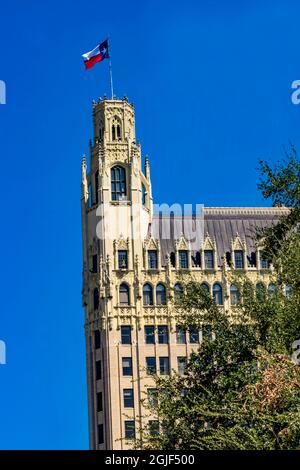 Emily Morgan West Hotel, Texas-Flagge neben Alamo, San Antonio, Texas. Emily West, gelbe Rose aus Texas, Heldin der texanischen Revolution, die Sam Housto hilft Stockfoto