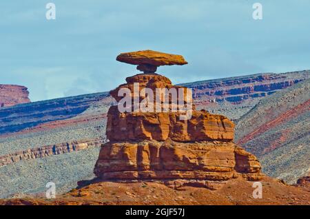 USA, Utah. Mexikanischer Hut, ein sombreroförmiger Felsen. Stockfoto