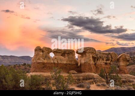 USA, Utah, Grand Staircase-Escalante National Monument. The Devil's Garden Felsformation bei Sonnenuntergang. Kredit als: Cathy & Gordon Illg / Jaynes Gallery / Stockfoto