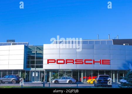 Kiew, Ukraine - 29. Juli 2020: Porsche Autohaus Exterior. Die Porsche Automobile Holding ist eine deutsche Holdinggesellschaft mit Beteiligungen in der Automobilindustrie. Stockfoto