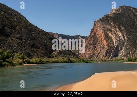 USA, Utah, Dinosaur National Monument. Der grüne Fluss schneidet durch den Berg Split. Kredit wie: Don Grall / Jaynes Gallery / DanitaDelimont.com Stockfoto