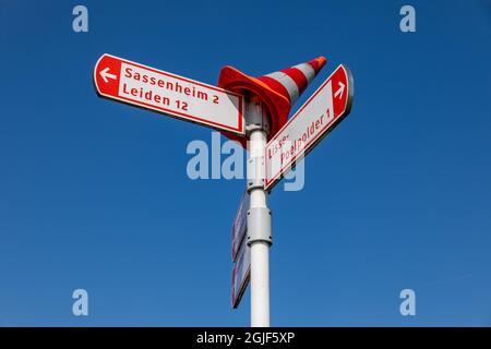 Holländisches Fahrradschild an der Kreuzung mit Wegweisern und Entfernungen in Kilometern zu nahe gelegenen Städten und Dörfern. Am Kreisverkehr am Heereweg, in Liss Stockfoto