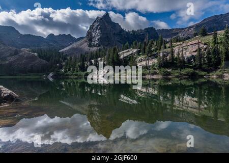 Der Sundial Peak und die Wolken, die sich im Lake Blanche spiegeln, sind eine Ikone der Wasatch Mountains in der Nähe von Salt Lake City, Utah, USA. Stockfoto