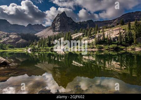 Der Sundial Peak, der sich im Lake Blanche spiegelt, ist eine Ikone der Wasatch Mountains in der Nähe von Salt Lake City, Utah, USA. Stockfoto