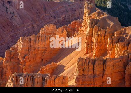 USA, Utah, Cedar Breaks National Monument, erodierte Sandsteinformationen unterhalb von Point Supreme an einem Oktoberabend. Stockfoto