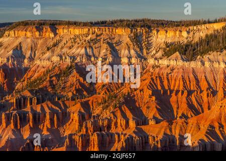 USA, Utah, Cedar Breaks National Monument, das Abendlicht wärmt erodierte Sandsteinformationen, Blick von Point Supreme nach Norden. Stockfoto