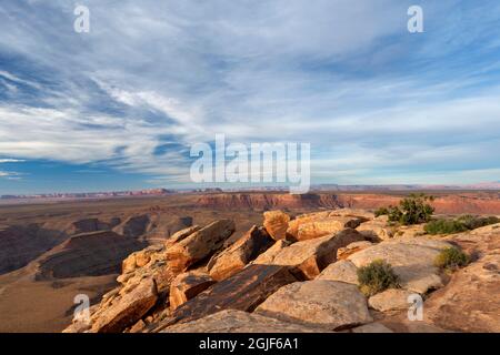 USA, Utah, Glen Canyon National Recreation Area, Canyons of the San Juan River und entfernte Flussufer im Monument Valley; von Muley Point. Stockfoto