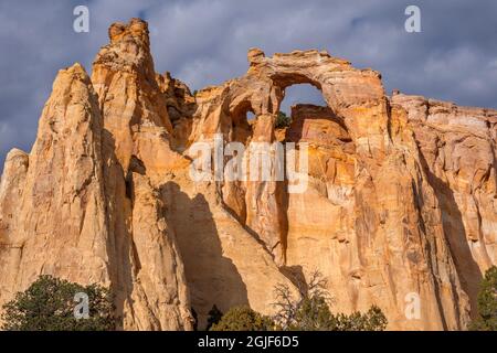 USA, Utah, Grand Staircase Escalante National Monument, Grosvenor Arch besteht aus zwei Öffnungen aus Sandstein, die sich 150 m über dem Boden erheben. Stockfoto