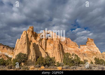 USA, Utah, Grand Staircase Escalante National Monument, Grosvenor Arch besteht aus zwei Öffnungen aus Sandstein, die sich 150 m über dem Boden erheben. Stockfoto