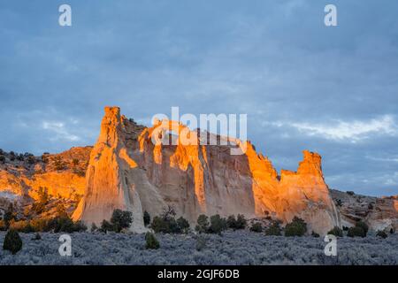 USA, Utah, Grand Staircase Escalante National Monument, Sunset reddens Grosvenor Arch, der aus zwei Öffnungen in Sandstein besteht, der sich über 150 Fuß erhebt Stockfoto