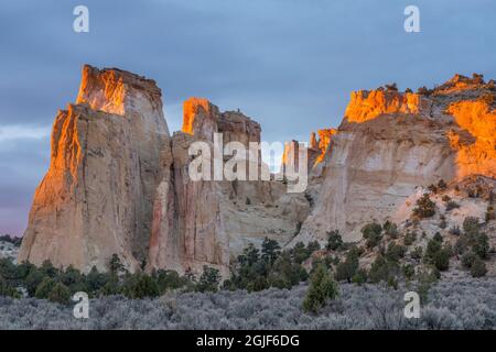 USA, Utah, Grand Staircase Escalante National Monument, Sonnenuntergang auf erodierter Sandsteinformation in der Nähe des Grosvenor Arch. Stockfoto