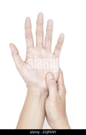 Blasse Palmaroberfläche der Hand. Anämische Hände eines asiatischen, chinesischen Mannes. Isoliert auf weißem Hintergrund. Stockfoto