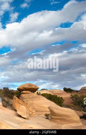 USA, Utah. Sandsteinformationen und Wolken, Grand Staircase-Escalante National Monument. Stockfoto