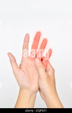 Entzündung in der Mitte, Ring und kleine Finger des asiatischen jungen Mannes. Konzept des digitalen Schmerzes. Verteilung des Nervus ulnaris. Isoliert auf Weiß. Stockfoto