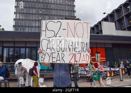 London, Großbritannien. September 2021. Aktivisten versammelten sich am Bahnhof Euston, um gegen das HS2-Eisenbahnsystem (High Speed 2) zu protestieren, das neben den steigenden Kosten für Tiere und die Umwelt enorme Schäden verursachen soll. Kredit: Vuk Valcic / Alamy Live Nachrichten Stockfoto