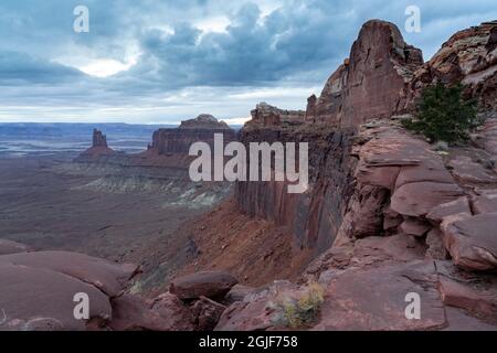 USA, Utah. Green River Overlook mit Regenwolken, Island in the Sky, Canyonlands National Park. Stockfoto