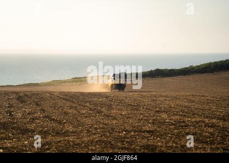 New Holland CX8080 auf einem Feld an sonnigen Sommertagen Frankreich, Bretagne 25 August 2021. Gelbe Mähdrescherernte auf Getreidefeld. Sommerernte. Harve Stockfoto