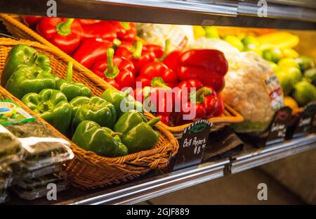 Metzgerei Display von Gemüse zum Verkauf in Middleburg, Stadt in Virginia, Loudoun County, USA. Stockfoto