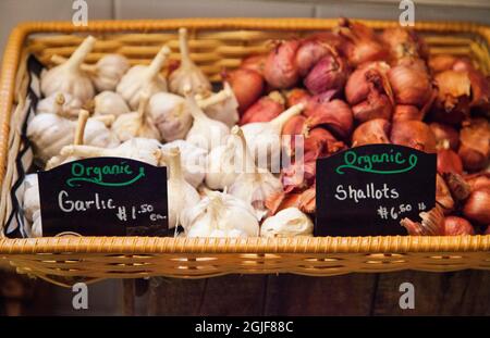 Metzgerei Display von Gemüse zum Verkauf in Middleburg, Stadt in Virginia, Loudoun County, USA. Stockfoto